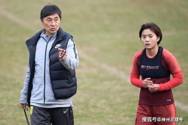 记者：申花伤员正在积极康复，夏窗人员调整工作稳步推进中